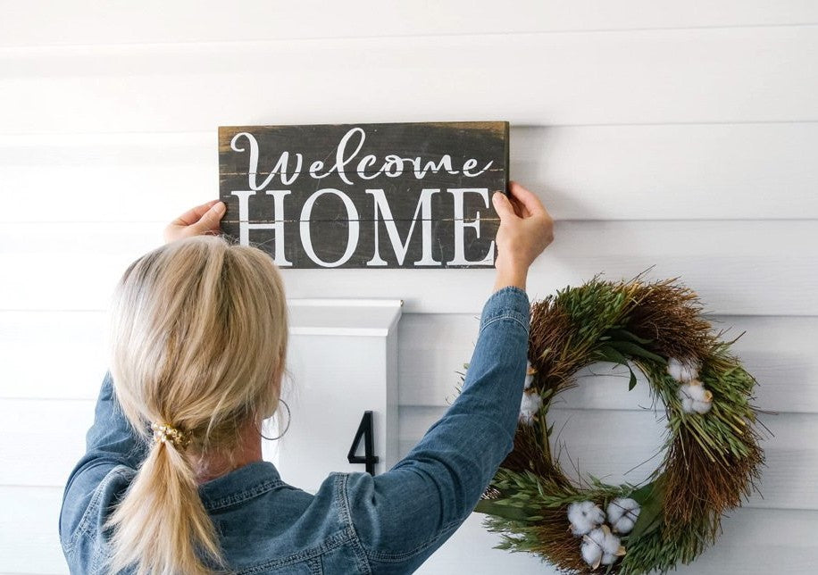 DécoVinyl™ makes decorating on vinyl siding easy!